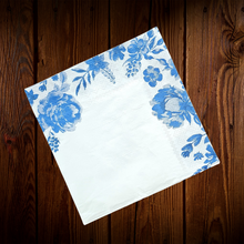 Cargar imagen en el visor de la galería, Blanco con diseño floral azul. Servilletas cuadradas grandes. 20 Unid.