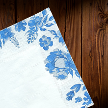 Cargar imagen en el visor de la galería, Blanco con diseño floral azul. Servilletas cuadradas grandes. 20 Unid.