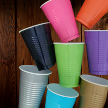 Cargar imagen en el visor de la galería, Vasos plásticos. Colores. 12 onz. 10 Unid
