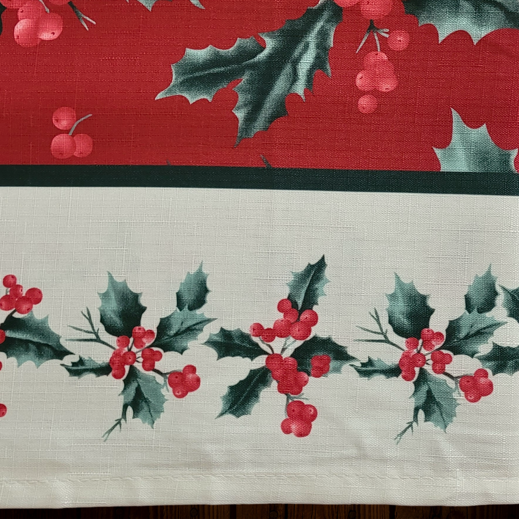 Mantel rojo con estampado navideño. Rectangular