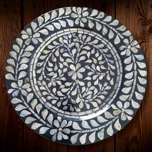 Cargar imagen en el visor de la galería, Set de 4 Platos base diseño negro con plateado. ULTIMO SET
