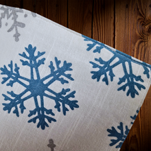 Cargar imagen en el visor de la galería, Copos de Nieve. Camino de mesa blanco estampado. Unid.
