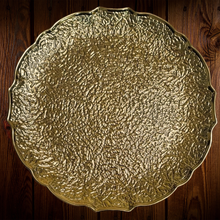 Cargar imagen en el visor de la galería, Plato base plástico. Dorado. Borde irregular. Unidad
