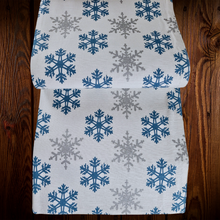 Cargar imagen en el visor de la galería, Copos de Nieve. Camino de mesa blanco estampado. Unid.
