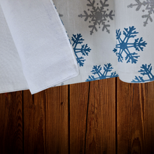 Cargar imagen en el visor de la galería, Copos de Nieve. Camino de mesa blanco estampado. Unid.
