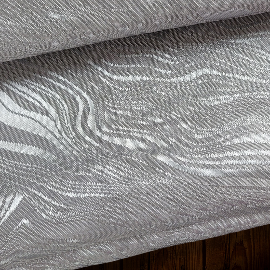 Mantel plateado estampado. Rectangular