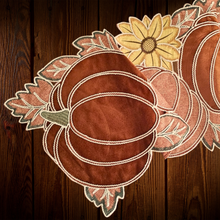 Cargar imagen en el visor de la galería, Calabazas y flores. Camino de mesa. Unidad.

