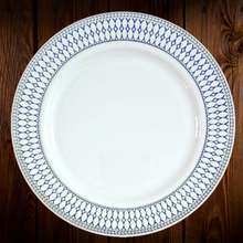 Cargar imagen en el visor de la galería, Set Blanco con diseño azul y plateado. Plato Principal. 7 Unidades. ULTIMO SET

