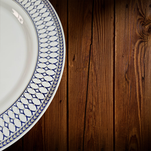 Cargar imagen en el visor de la galería, Set Blanco con diseño azul y plateado. Plato Principal. 7 Unidades. ULTIMO SET
