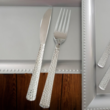 Cargar imagen en el visor de la galería, Juego de tenedor y cuchillo. Plateado con diseño. 2 Unids.
