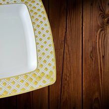 Cargar imagen en el visor de la galería, Blanco cuadrado borde detalles dorados. Plato Postre. Unidad.
