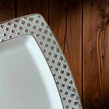 Cargar imagen en el visor de la galería, Blanco cuadrado borde detalles plateados. Plato Postre. Unidad.
