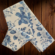 Cargar imagen en el visor de la galería, Mantel blanco con azul. Polyester. Unidad
