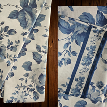 Cargar imagen en el visor de la galería, Mantel blanco con azul. Polyester. Unidad
