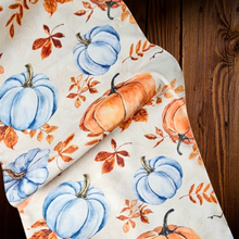 Cargar imagen en el visor de la galería, Camino de mesa ivory con estampado de calabazas. Unid.
