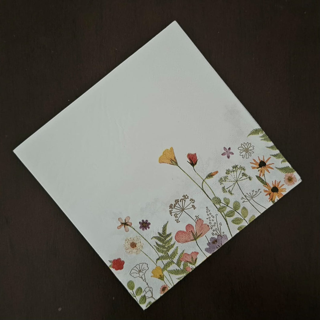 Blanco con borde de flores. Servilleta pequeña. 10 Unid.