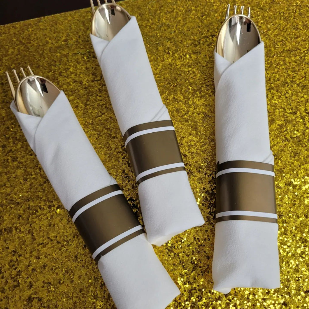 Juego de cubiertos con servilleta.