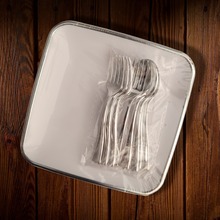 Cargar imagen en el visor de la galería, Plato Aperitivo o Postre borde metálico con mini cubiertos. Unidad
